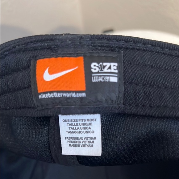 Nike Black and Green Hat with Minimalist Design - Picture 2 of 4